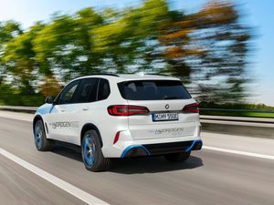 Supporting image for story: Hydrogen BMWs to be in dealerships by 2030, says chairman