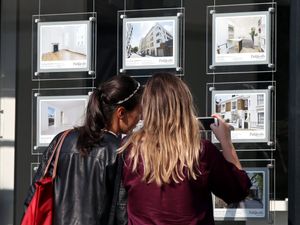 Women studying house prices