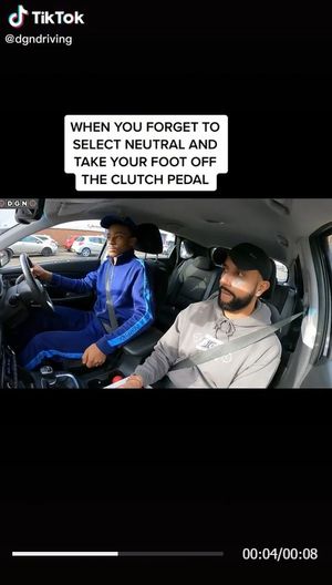 He points out common mistakes to learner drivers. Photo: DGN Driving School TikTok