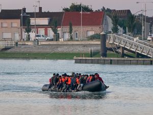 Supporting image for story: Minister warns of ‘worrying trend’ towards more overcrowded migrant boats