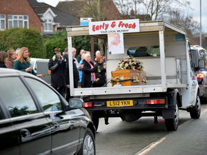 Supporting image for story: Tributes to 'generous' milkman as he rides cart on farewell journey