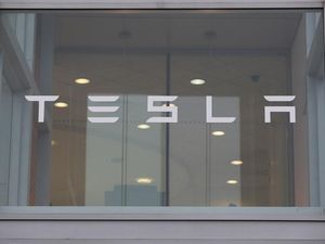 Supporting image for story: Tesla backtracks on dealership closures and price drops