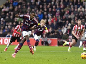 Supporting image for story: Newcastle boss Eddie Howe happy to give in-form Alexander Isak freedom