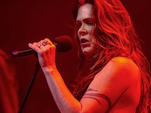 Supporting image for story: Fans Caught Out in the Rain to see Beth Hart in Birmingham - in pictures