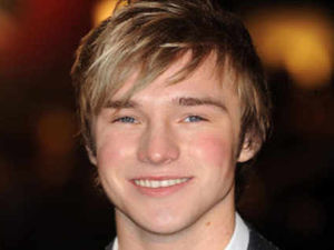 Supporting image for story: Car crash sees gig by singer cancelled