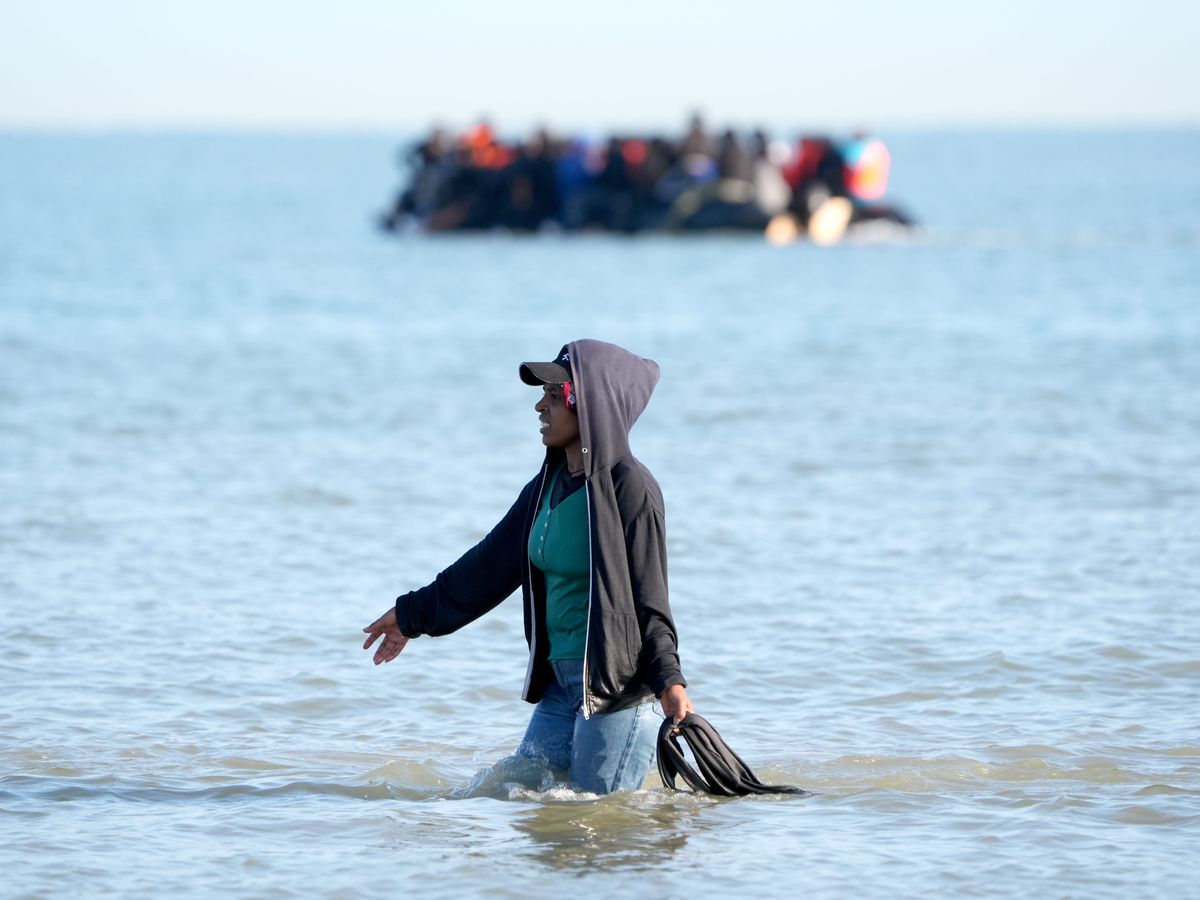 Tear gas deployed against migrants in Calais