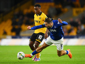 Jack Grealish of Everton is fouled by Jhon Arias  (Photo by Clive Mason/Getty Images)