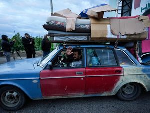 Supporting image for story: Displaced people return to south Lebanon as ceasefire appears to hold