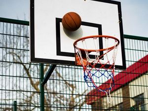 Supporting image for story: Basketball-playing robot beats human stars in free throw shoot-out