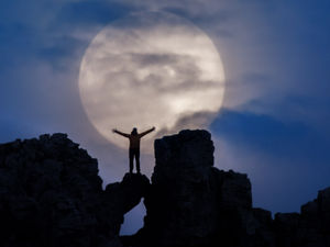 Supporting image for story: Supermoons in Shropshire: When to watch these spectacular sights starting tonight