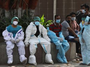 Supporting image for story: India sets global record of 314,000 new coronavirus infections