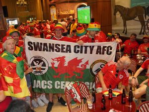 Supporting image for story: Fans enjoy raucous night in Doha ahead of World Cup ‘Battle of Britain’