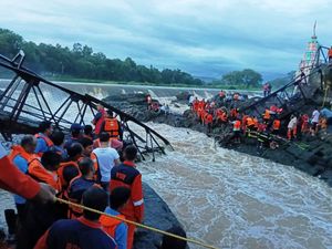 Supporting image for story: Two killed and 32 injured as bridge collapses at tourist destination in India