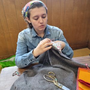 Sewing fixpert Jenn Deere at work