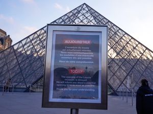 Supporting image for story: Louvre workers vote to strike in another blow to the Paris museum