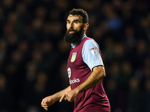 Supporting image for story: Aston Villa midfielder Mile Jedinak to continue playing for Australia