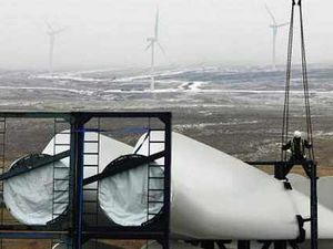 Supporting image for story: Drivers face delays as windfarm blades transported