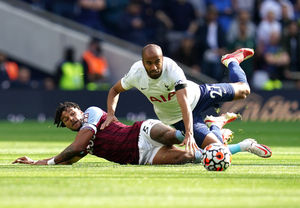 Tottenham Hotspur's Lucas Moura (right) is tackled by Aston Villa's Tyrone Mings