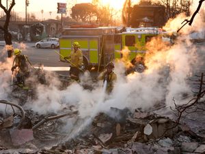 Supporting image for story: Jennifer Garner leads wildfire volunteers after friend ‘did not get out in time’