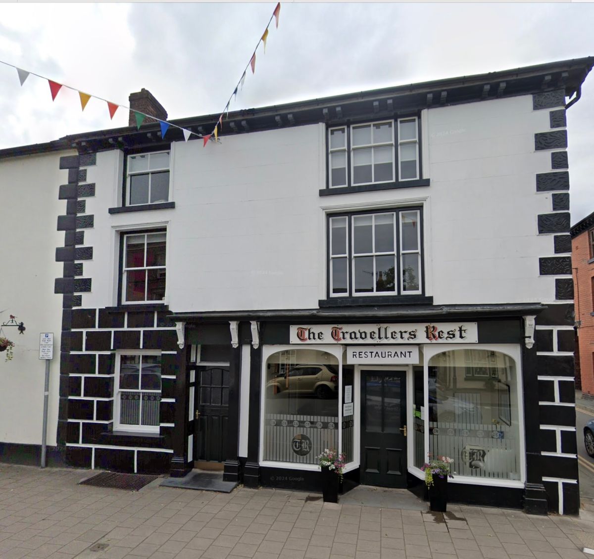 Plans to convert Llanidloes cafe to accommodate a travel agents has been approved by county planners