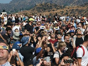 Supporting image for story: The Moon was throwing shade in more ways than one on Twitter