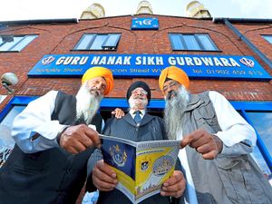 Supporting image for story: Thousands at Sikh convention in Wolverhampton