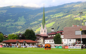 A team huddle in picturesque Austria (© AMA SPORTS PHOTO AGENCY)