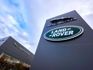 Supporting image for story: Jaguar Land Rover cutting up to 500 management jobs in UK