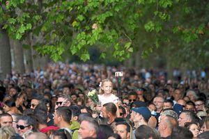 Huge crowds queue along The Mall to get close to Buckingham Palace