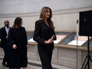 Supporting image for story: Melania Trump welcomes new citizens at National Archives ceremony