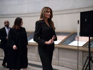 Supporting image for story: Melania Trump welcomes new citizens at National Archives ceremony