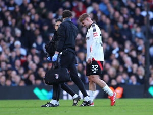 Emile Smith Rowe leaves the pitch with a injury (Photo by Molly Darlington/Getty Images)