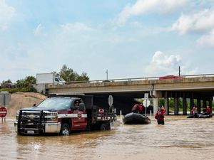 Supporting image for story: Hundreds rescued from flooding in Texas as waters continue rising in Houston