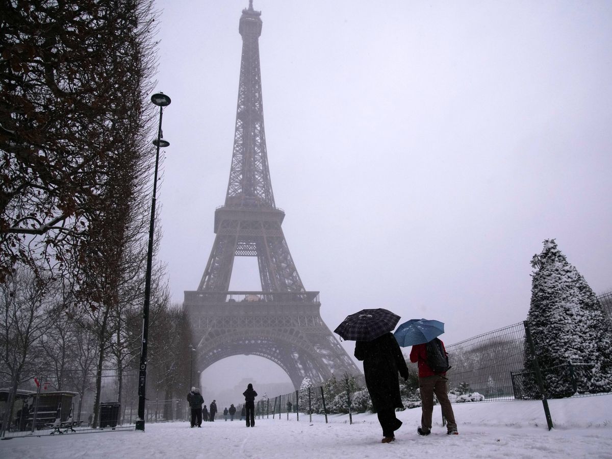 Hundreds of passengers stranded as snow and ice disrupt travel across Europe