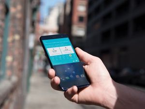 Supporting image for story: HTC unveils new 'squeezable' U11 smartphone