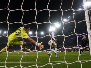 Supporting image for story: Spanish keeper release clause amid Aston Villa & Newcastle interest as Emi Martinez speculation continues