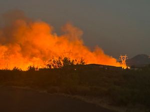 Supporting image for story: Arizona wildfire advances after forcing evacuations near Phoenix