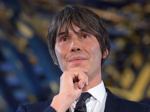 Supporting image for story: People care about how scientists look when they listen to their news, says study