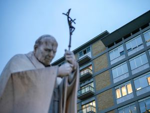 Supporting image for story: Doctors order ‘absolute rest’ for pope in hospital