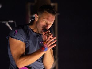 Supporting image for story: Coldplay’s Chris Martin pays tribute to doctors and nurses during Glastonbury set
