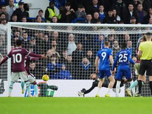 Supporting image for story: Zian Flemming scores late equaliser as Burnley draw with 10-man Chelsea