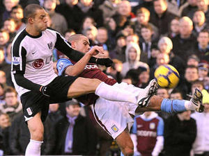 Supporting image for story: Blues' £6m Bobby Zamora bid fails