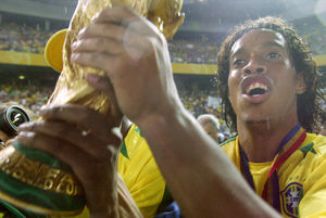 Legendary ex-Barcelona, PSG, AC Milan and Brazil midfielder Ronaldinho holding the World Cup in 2002. (Getty)
