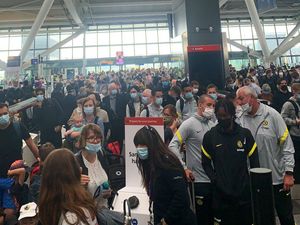 Supporting image for story: Passengers face long queues at Heathrow due to staff self-isolating