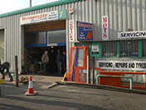 Supporting image for story: Thieves' 4x4 raid on shop