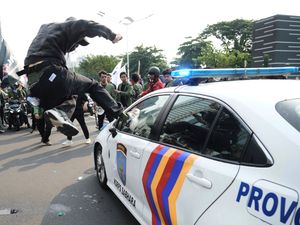 Supporting image for story: Tensions soar across Indonesia as protests against police erupt in cities