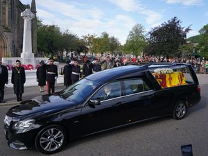 Supporting image for story: Thousands line Queen’s coffin route to pay final respects in Scotland