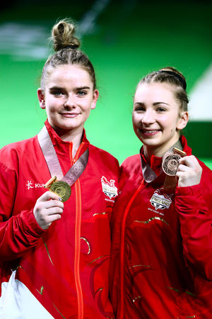 England's Alice Kinsella (left) with her gold medal and England's Kelly Simm with her bronze medal