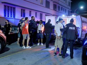Supporting image for story: Miami Beach declares state of emergency due to spring break partying