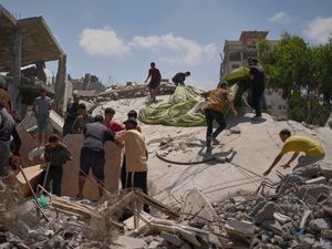 Supporting image for story: UK announces more aid for Gaza as Israel proposes expansion of conflict